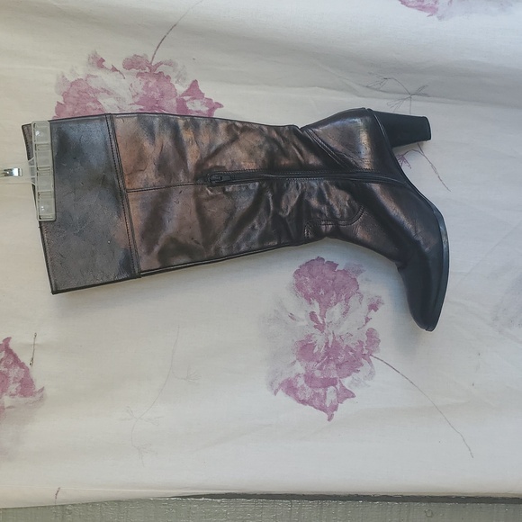 Women's Italian Leather Boots - Picture 2 of 3